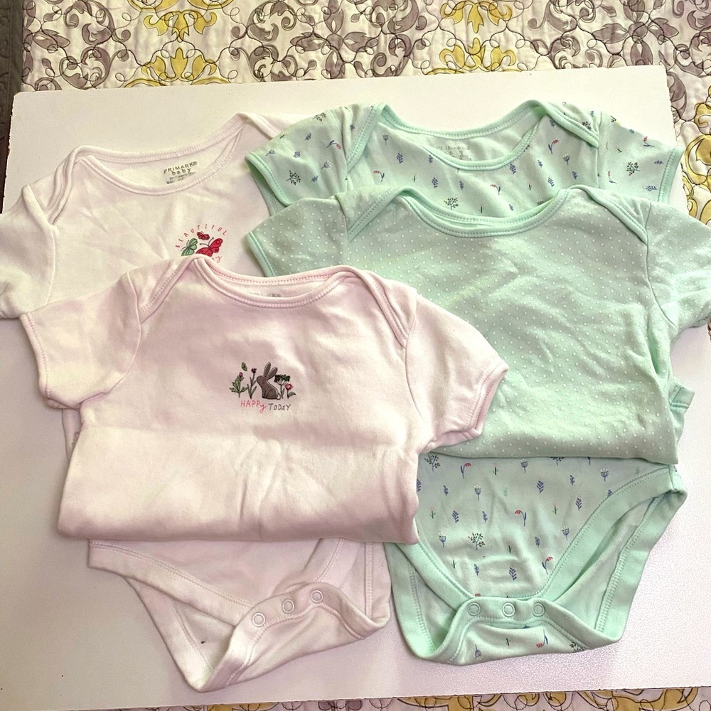 Bundle of 4 bodysuits & sleeping bag
